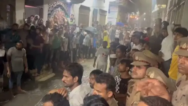 मेरठ में हुए हादसे के बाद मौक़े पर मौजूद स्थानीय लोग और पुलिस प्रशासन