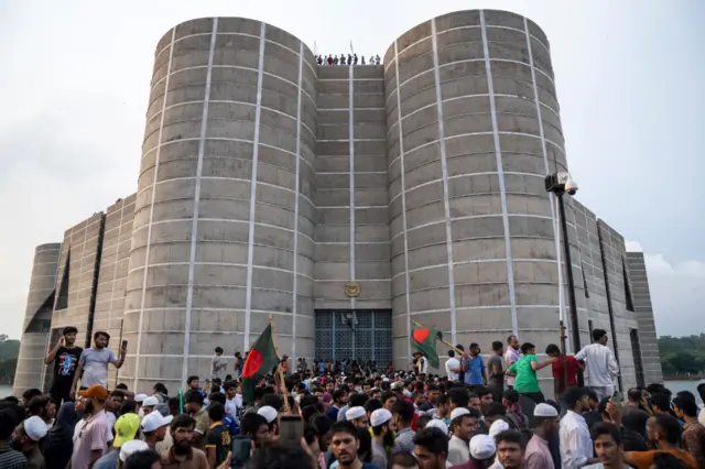 পাঁচই অগাস্ট শেখ হাসিনা পদত্যাগ করে দেশ ছেড়ে পালিয়ে যাওয়ার পর জাতীয় সংসদ ভবনে ভাঙচুর ও লুটপাট করে জনতা