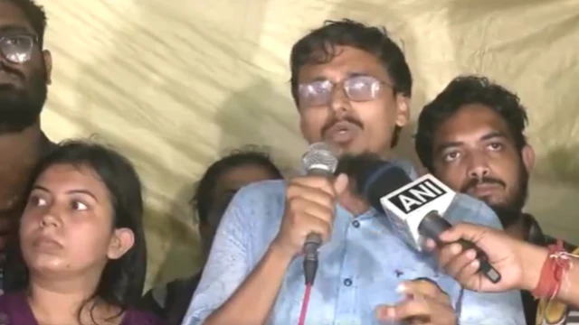 ममता बनर्जी के साथ बात करने वाले डॉक्टरों में से एक डॉ. अक़ीब