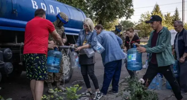 ВСУ показывают журналистам, которых пускают в Суджу, как украинские военные снабжают мирных жителей водой и продуктами