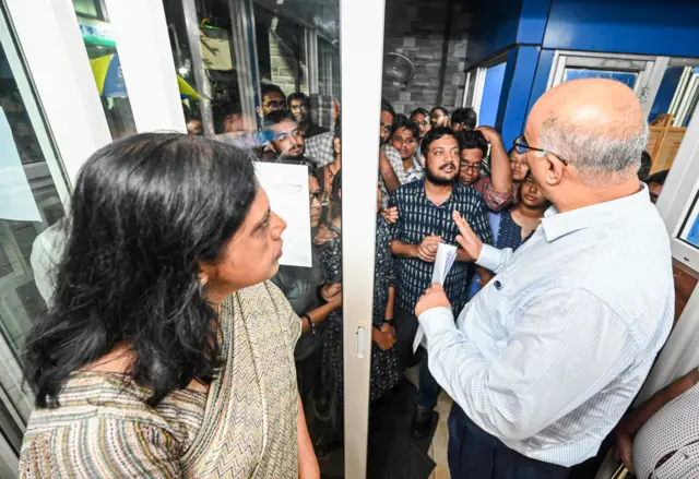 पश्चिम बंगाल के मुख्य सचिव मनोज पंत और राज्य की मुख्य सचिव नंदिनी चक्रवर्ती