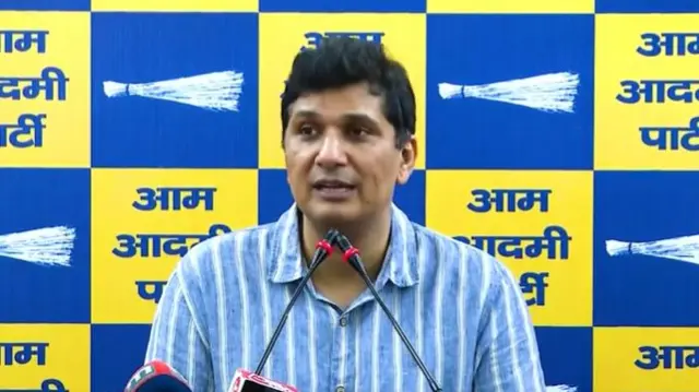 प्रेस कॉन्फ़्रेंस के दौरान सौरभ भारद्वाज