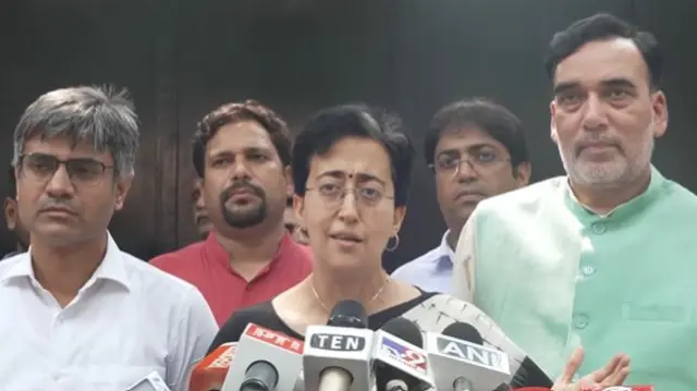 मीडिया को संबोधित करतीं आतिशी