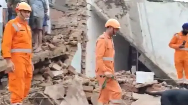 घटना स्थल पर बचाव कार्य करते एसडीआरएफ़ के कर्मी