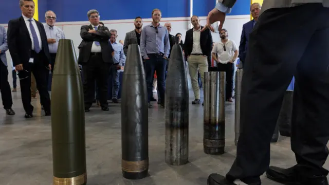 Выставка артиллерийских снарядов на новом заводе General Dynamics в Меските, штат Техас, 29 мая 2024 года
