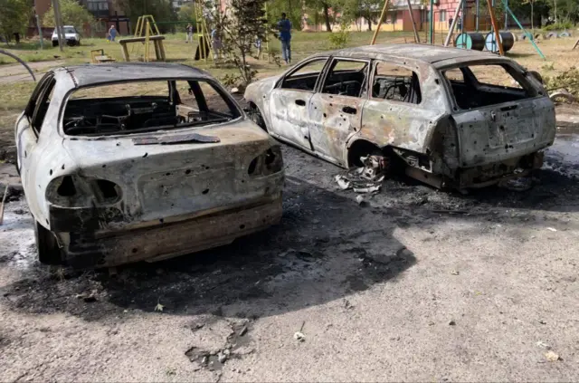 Поврежденные в результате обстрела автомобили