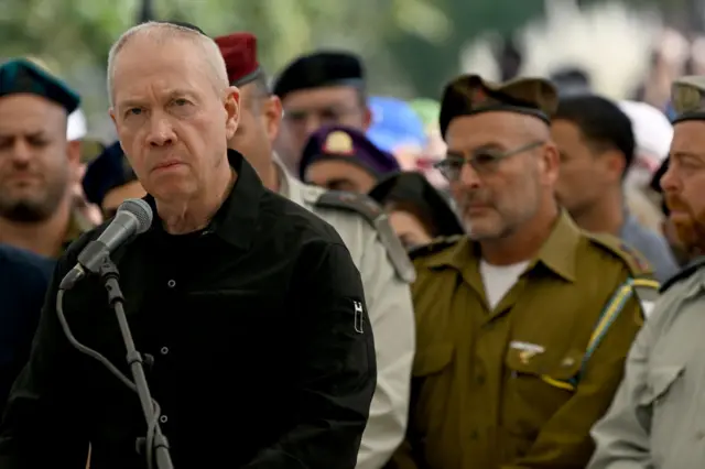 وزير الدفاع الإسرائيلي يوآف غالانت يتحدث خلال جنازة العقيد أساف حمامي، قائد اللواء الجنوبي لفرقة غزة في مقبرة كريات شاؤول في 4 ديسمبر/كانون الاول 2023