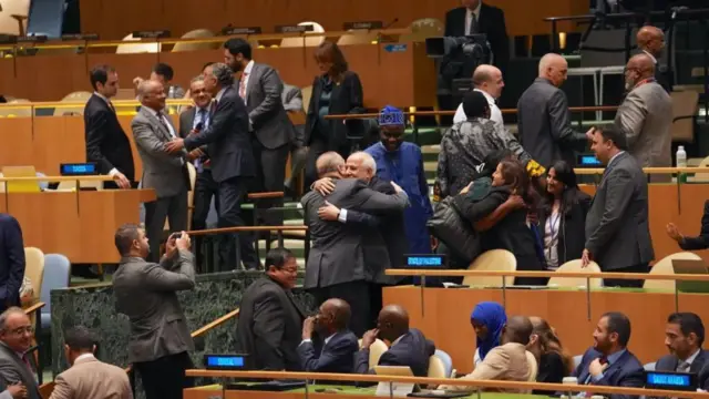 Wapalestina na wanadiplomasia wengine wakishangilia baada ya azimio hilo kupitishwa kwa kura 124 dhidi ya 14, huku 43 zikikataa kushiriki