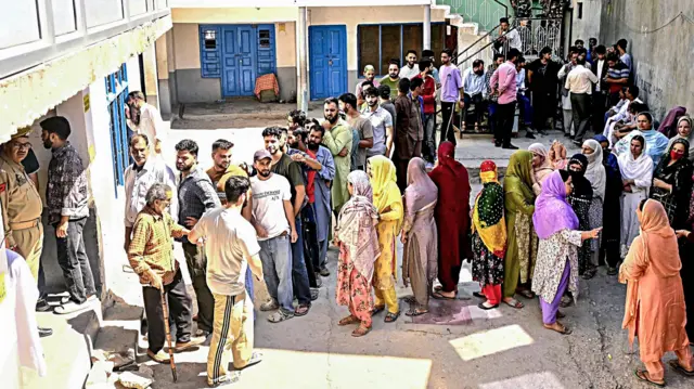 किश्तवाड़ में मतदान के लिए लाइनों में लगे लोग