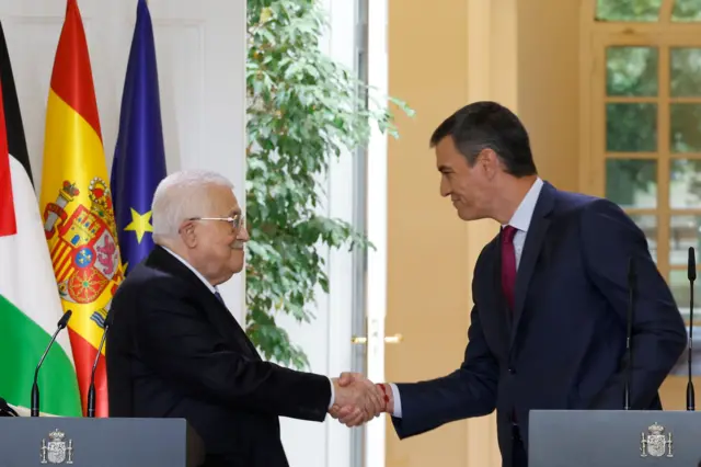 رئيس الوزراء الإسباني بيدرو سانشيز (يمين) ورئيس السلطة الفلسطينية محمود عباس يعقدان مؤتمرا صحفيا مشتركا عقب اجتماعهما في قصر مونكلوا في مدريد، إسبانيا، 19 سبتمبر/أيلول 2024