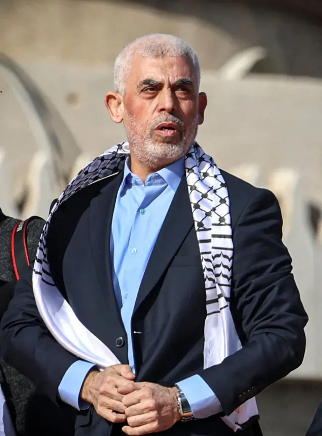 يحيى السنوار زعيم حركة حماس الإسلامية الفلسطينية أمام أنصاره خلال تجمع حاشد بمناسبة الذكرى الخامسة والثلاثين لتأسيس الحركة، في مدينة غزة في 14 ديسمبر/كانون الأول 2022