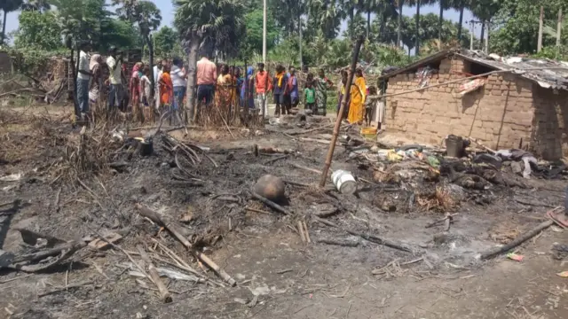 बिहार के नवादा में जले हुए घर