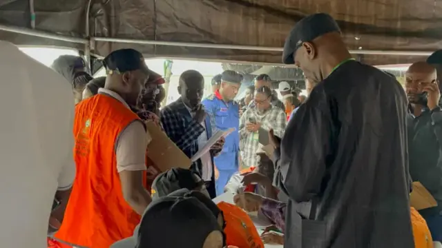 Ndị ọrụ INEC na-ekesa akụrụngwa e ji eme ntụliaka Gọvanọ Edo steeti