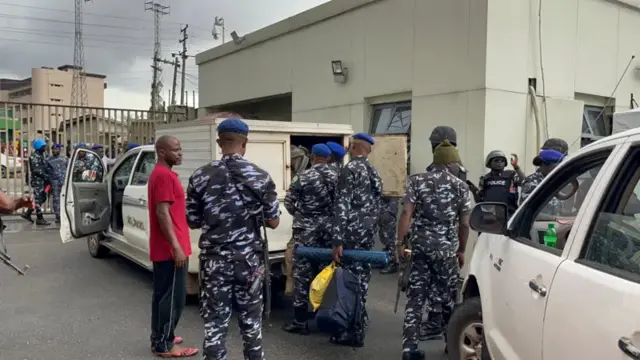 Ndị ọrụ nchekwa nọ ebe a na-ekesa akụrụngwa e ji eme ntụliaka Gọvanọ Edo steeti