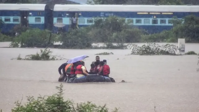 तेलंगाना और आंध्र प्रदेश में बारिश के कारण कई ट्रेन रद्द की गई हैं