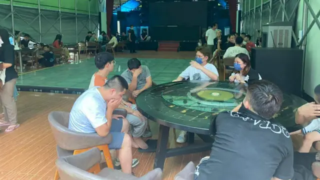 ဖိလစ်ပိုင်နိုင်ငံ၊စီဘူးပြည်နယ် တရားမဝင်အွန်လိုင်းလောင်းကစားရုံမှာ ဖမ်းဆီးခံရတဲ့ နိုင်ငံခြားသားတွေ