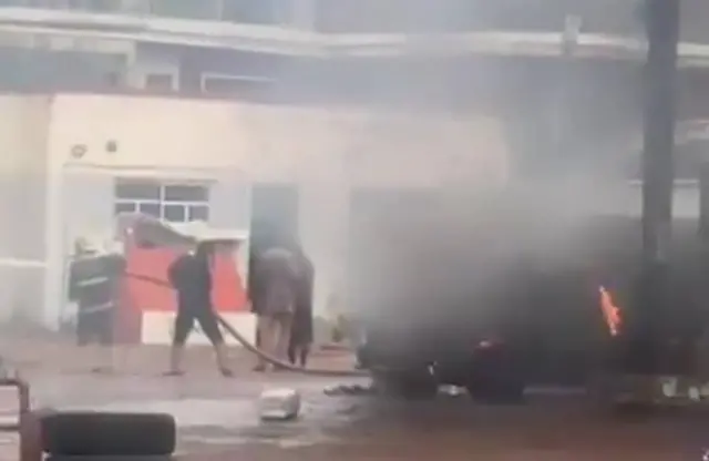 Ndị ọrụ na-agbanyụ ọkụ n'ọdọ mmanụ ụgbọala ahụ gbara ọkụ
