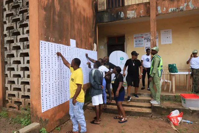 Early voters dey check dia names for dia polling units