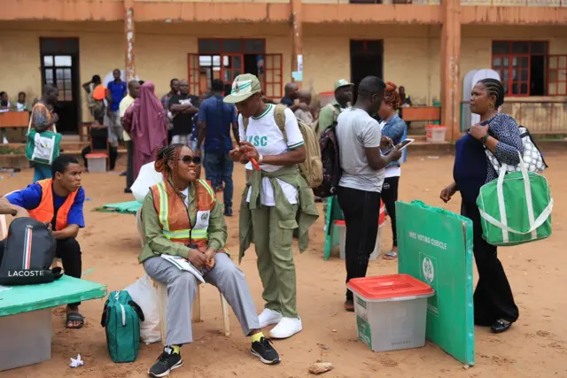 Inec ad-hoc dey wait for vehicle to take to take dem to dia polling unit