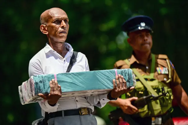 මෙවර මුද්‍රණ වියදම් සඳහා රුපියල් මිලියන 800ක් වැය වෙනු ඇතැයි ඇස්තමේන්තුගත කර තිබිණි.