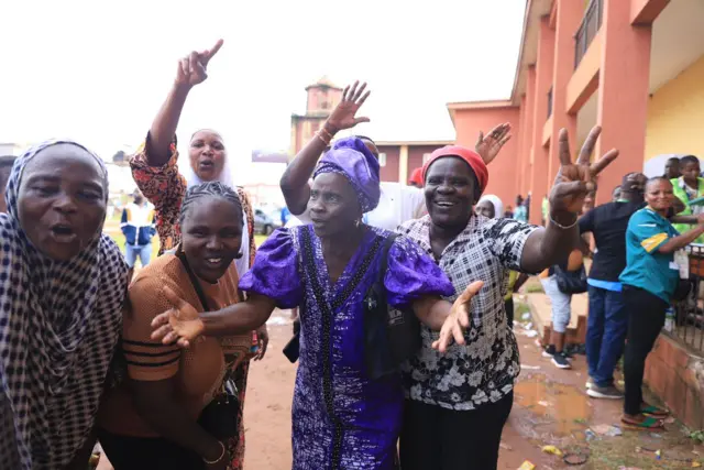 Some women dey dance as counting of ballot dey go on