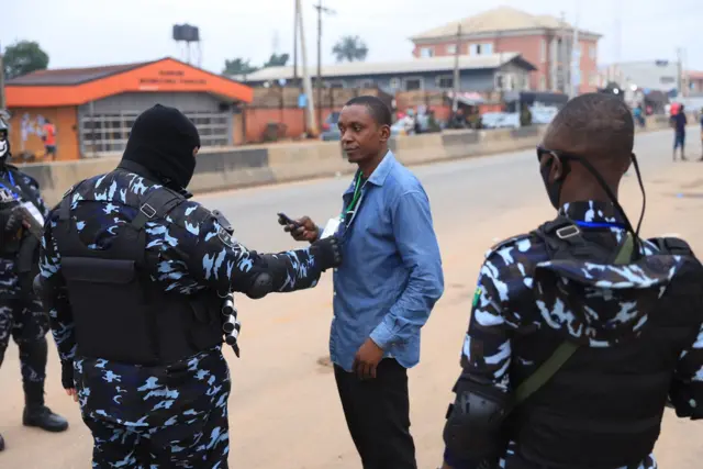 Police officer dey verify party agent.