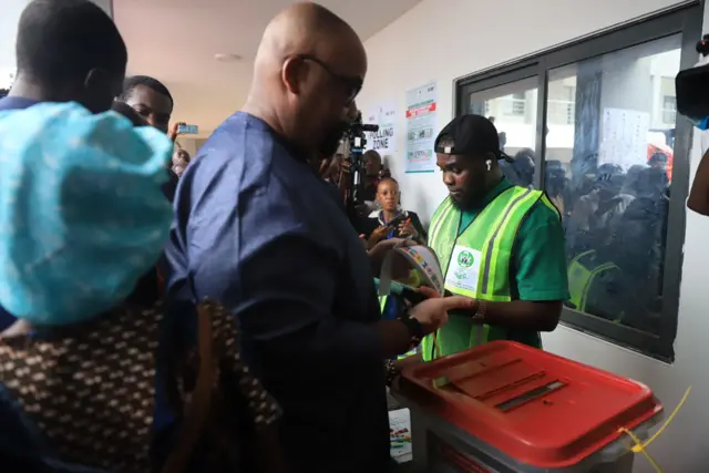 Labour Party govnorship candidate Olumide Akpata dey cast im vote for di Edo gubernatorial election