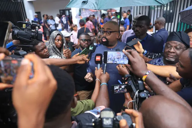 Labour party govnorship candidate Olumide Akpata dey follow tori pipo tok afta e cast im vote for polling unit 011, ward 06 New Benin, Oredo LGA