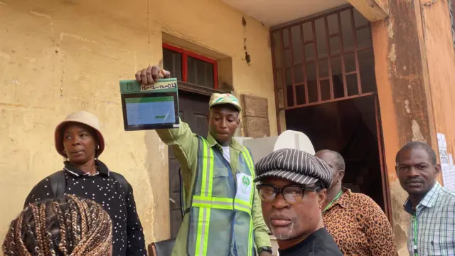 Awọn oṣiṣẹ INEC n ṣaalye fun awọn oludibo bi idibo naa yoo ṣe lọ