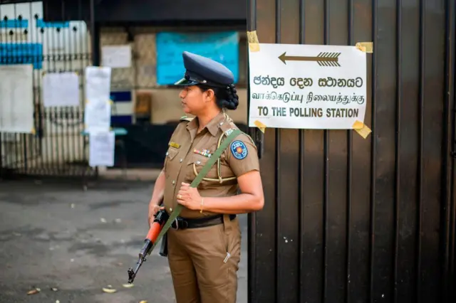 ශ්‍රී ලංකාවේ 09 වන විධායක ජනාධිපතිවරයා තෝරා පත් කර ගැනීම සඳහා වන ජනාධිපතිවරණයට අදාළ ඡන්ද විමසීම අද පෙරවරු 7.00ට ආරම්භ විය.