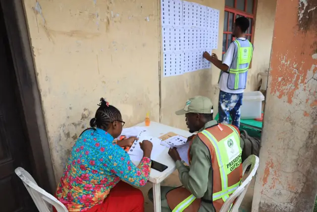 Awọn oṣiṣẹ INEC