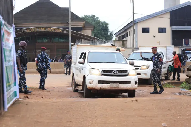 Police dey do stop and search of vehicles for Edo state