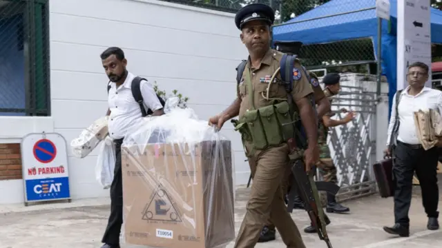 मतपत्रों को ले जाते