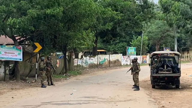 খাগড়াছড়ি, রাঙামাটি ও বান্দরবানে ৭২ ঘন্টার অবরোধ চলছে।