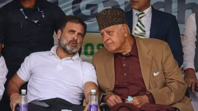 कांग्रेस सांसद राहुल गांधी और नेशनल कॉन्फ्रेंस के अध्यक्ष फ़ारूक़ अब्दुल्लाह (फ़ाइल फ़ोटो)