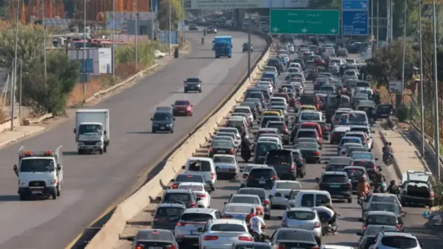 Ọtụtụ ụgbọala ndị na-agbaọsọ nọ n'ahịrị n'okporoụzọ banyere Beirut