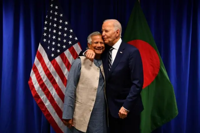 সাক্ষাতের সময় বাংলাদেশের অন্তর্বর্তীকালীন সরকারের প্রধান উপদেষ্টা ড. মুহাম্মদ ইউনূসকে জড়িয়ে ধরে শুভেচ্ছা জানান মার্কিন প্রেসিডেন্ট জো বাইডেন