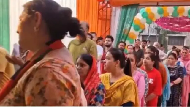 जम्मू की रियासी सीट  के एक मतदान केंद्र में वोटरों की लाइन