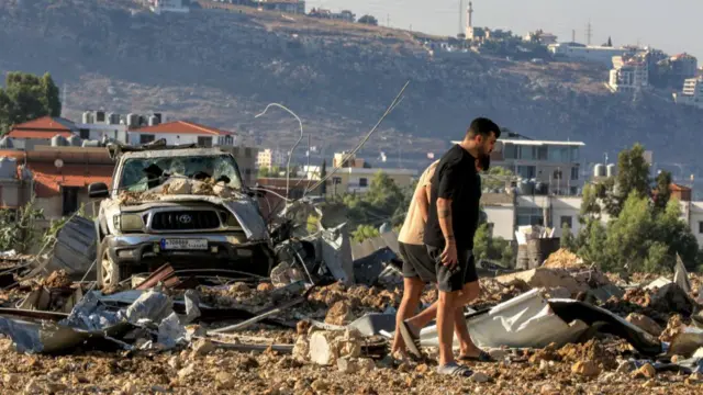 लेबनान की राजधानी बेरूत को जोड़ने वाले हाईवे पर इसराइली हवाई हमले के बाद का मंज़र