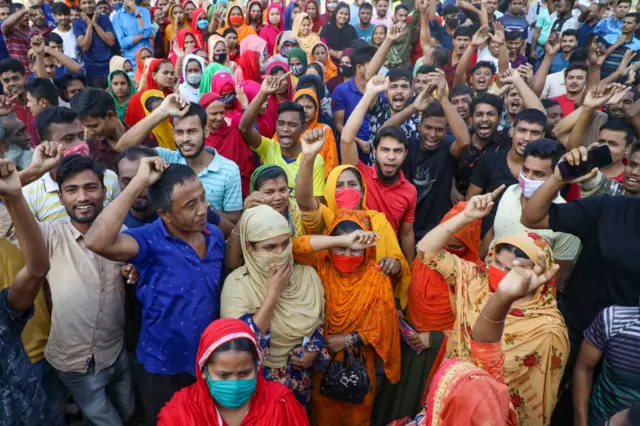 নানা দাবি-দাওয়া আদায়ে বিক্ষোভ করছেন শ্রমিকরা (ফাইল ফটো)