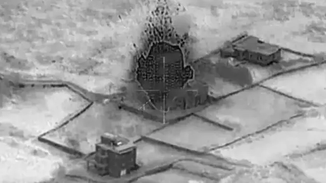 Xadka ayaa labada dhinac ay isku waydaarsanayaan rasaas