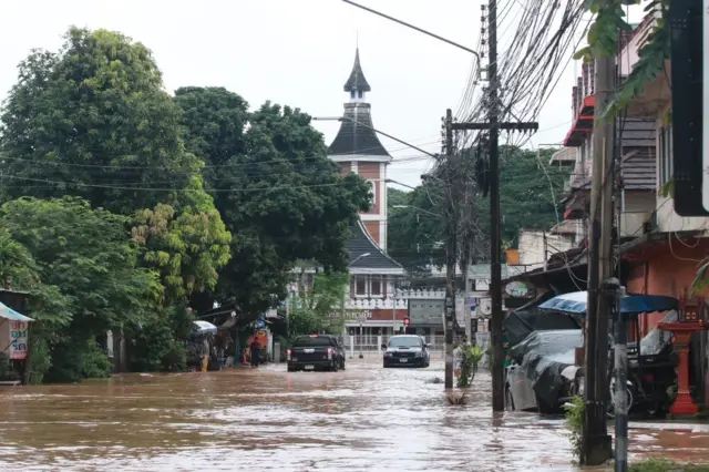 ပင်းမြစ်အနီးက မြေနိမ့်ရပ်ကွက်တွေရေကြီးနေ