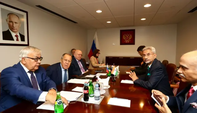 एस जयशंकर न्यूयॉर्क में रूस के विदेश मंत्री सर्गेई लावरोफ़ के साथ बैठक करते हुए