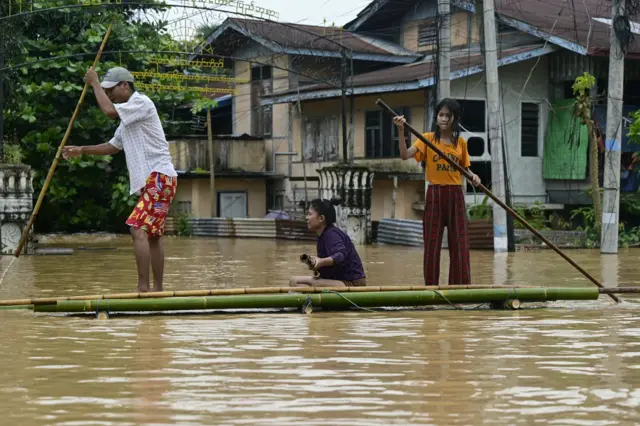 ပဲခူးတိုင်းဒေသကြီး၊တောင်ငူခရိုင်၊‌တောင်ငူမြို့ရေကြီးနေချိန် ဝါးဖောင်အသုံးပြုသွားလာနေသူတွေ