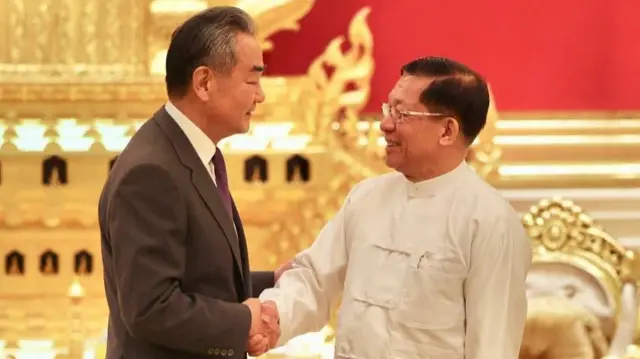 နေပြည်တော်ခရီးစဥ်အတွင်း စစ်ခေါင်းဆောင် ဗိုလ်ချုပ်မှူးကြီး မင်းအောင်လှိုင်ကို တရုတ်နိုင်ငံခြားရေးဝန်ကြီး ဝမ်ယိနဲ့အတူ မြင်တွေ့ရတာဖြစ်ပါတယ်