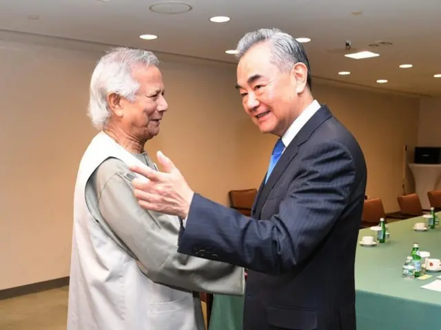 ၇၉ ကြိမ်မြောက်ကုလသမဂ္ဂအထွေထွေညီလာခံမှာ တရုတ်နိုင်ငံခြားရေးဝန်ကြီးနဲ့တွေ့ခဲ့တဲ့ မိုဟာမက်ယူနွတ်