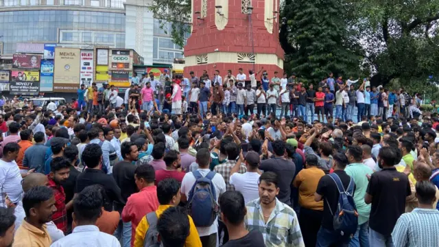 हिंदू संगठनों ने देहरादून के मुख्य घंटाघर मार्ग को जाम कर दिया