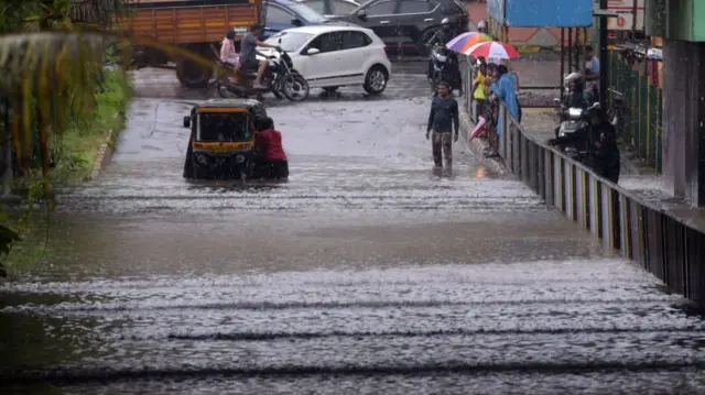 मुंबई में भारी बारिश के दौरान सड़क पर भरा पानी