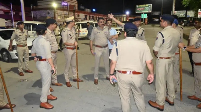 पुलिस ने कुछ लोगों के खिलाफ मामला दर्ज किया.