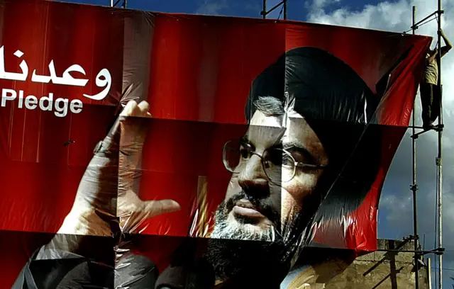 تعليق صور لحسن نصر الله في الضاحية الجنوبية